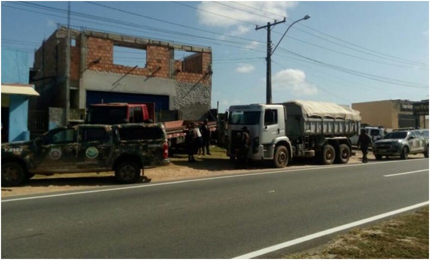 CAMAÇARI: Motoristas são presos após extração ilegal de areia em dunas