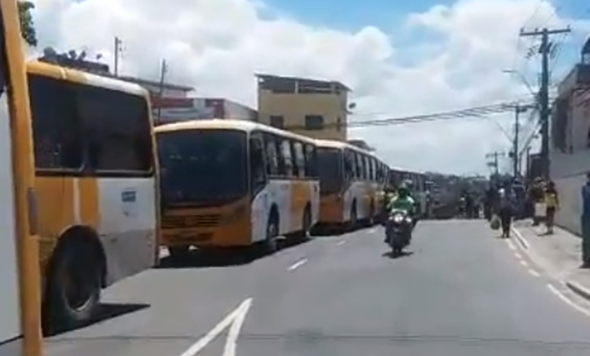 VEJA VÍDEO: Trabalhadores do transporte complementar protestam &#8216;por colega&#8217; em Cajazeiras