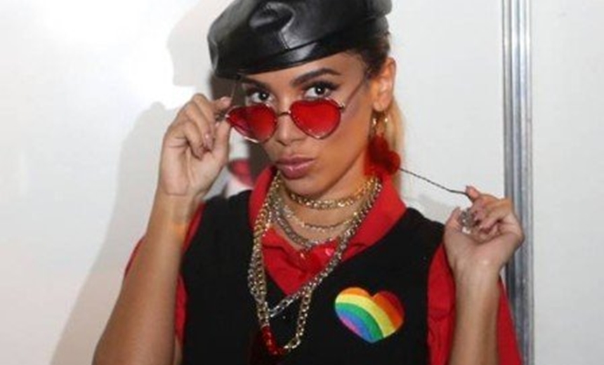 Anitta usa adesivo em forma de coração com as cores do Movimento LGBT em show no Rio