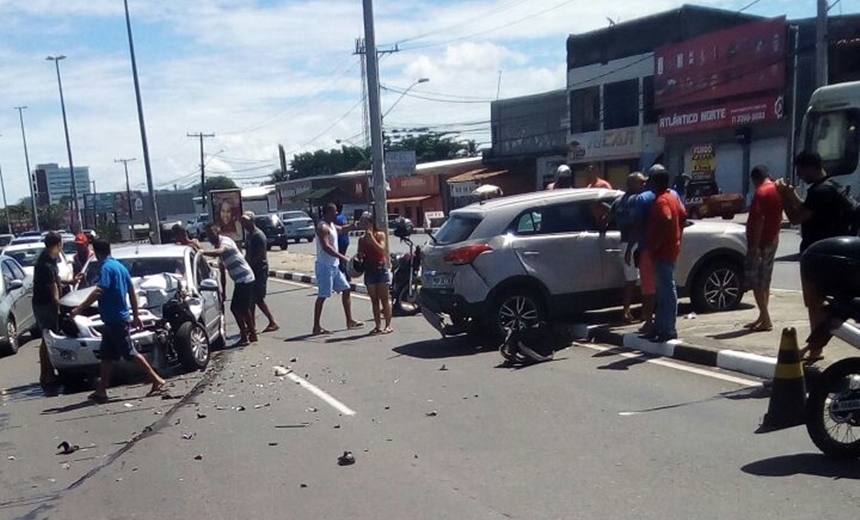 PORTÃO: Veículo é lançado após colisão traseira e três pedestres são atropelados