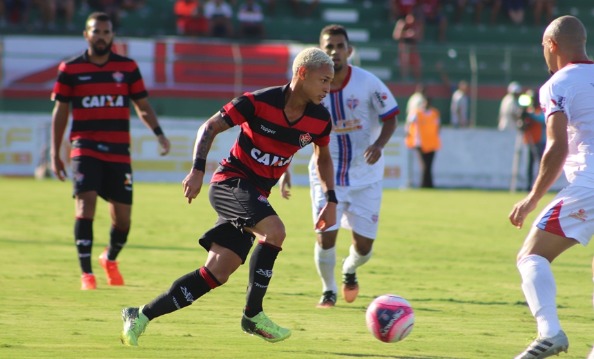 Sob forte calor, Neilton perde pênalti e Vitória cede empate nos acréscimos ao Bahia de Feira