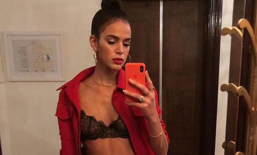 OUSADA: Bruna Marquezine curte festa de sutiã e dança funk com as amigas; Veja