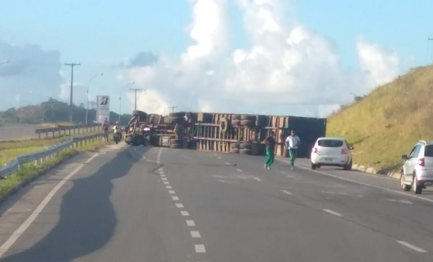 VIA PARAFUSO: Carreta tomba e gera grande congestionamento no trânsito da BA-535