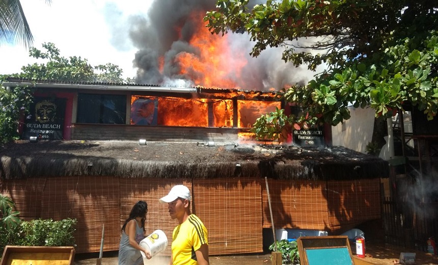 PÂNICO: Incêndio atinge restaurante em Morro de São Paulo; Veja fotos