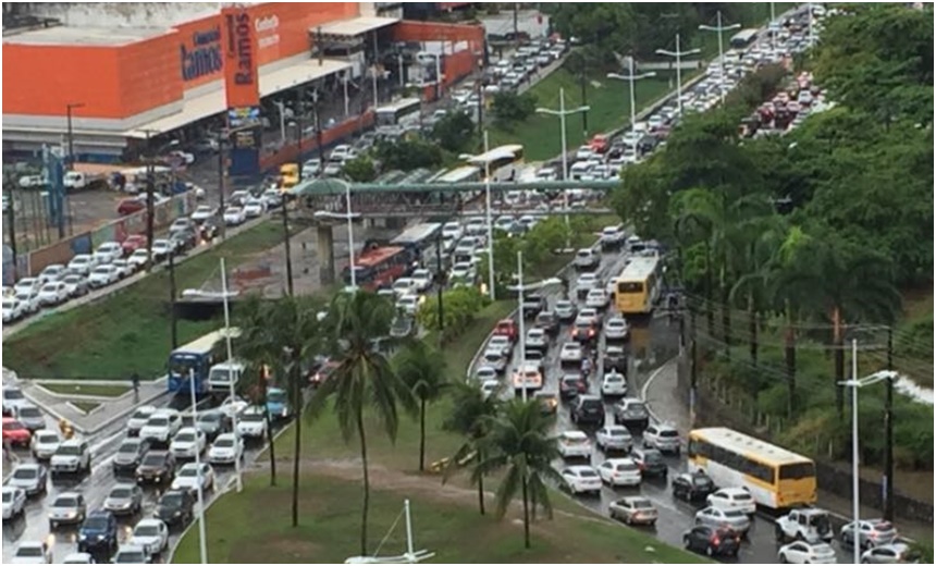 FORTE CHUVA: Motoristas encaram congestionamentos em diversas vias de Salvador