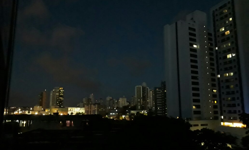 DIA DE CAOS! Energia começa a voltar gradativamente em Salvador