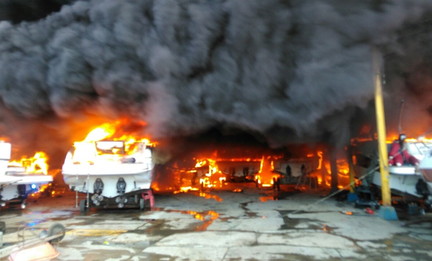 URGENTE! Incêndio atinge barcos no estaleiro do Bonfim; Veja vídeos