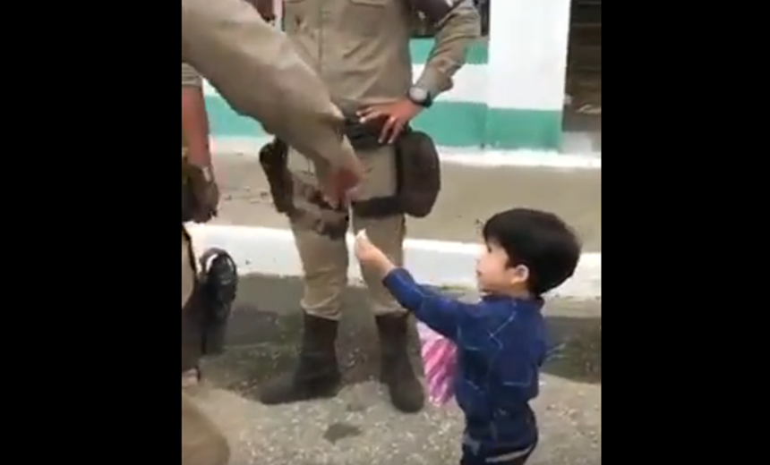 MOMENTO FOFURA: Criança distribui pipoca para PMs na Bahia e vídeo viraliza; Assista