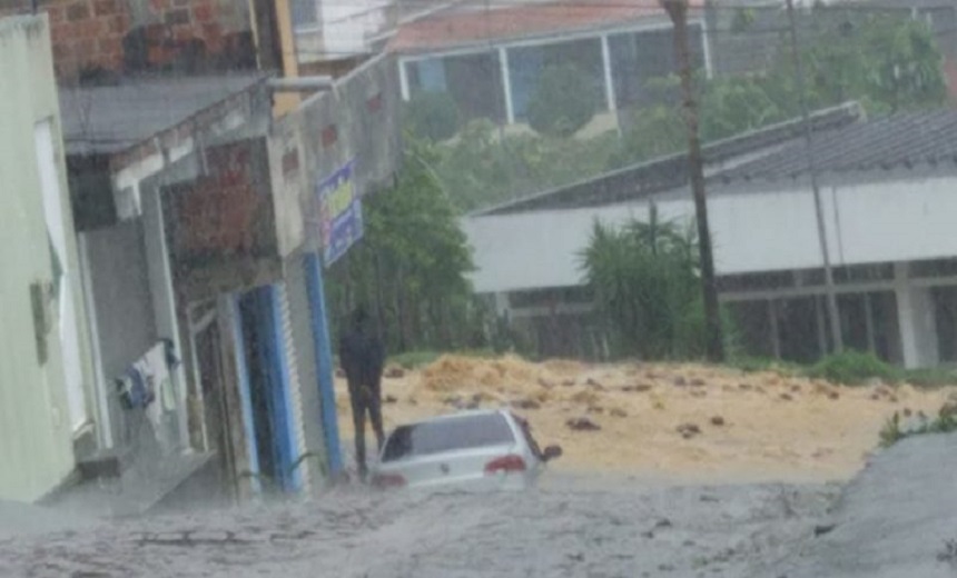 TEMPORAL: Chuva provoca enxurradas e alaga ruas no município de Laje