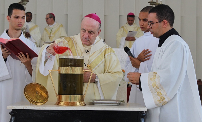 QUINTA SANTA: Padres renovam Promessas Sacerdotais na Missa dos Santos Óleos