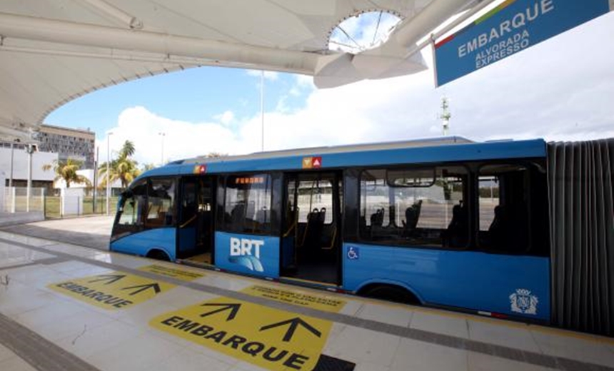 Policial Militar é esfaqueada no braço e no pescoço após reagir a assalto em BRT no Rio