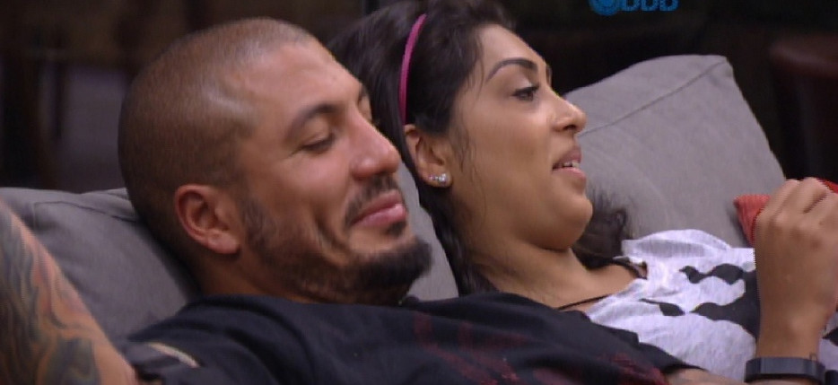 BBB15: Amanda e Fernando ficam sozinhos no quarto do líder e trocam carícias