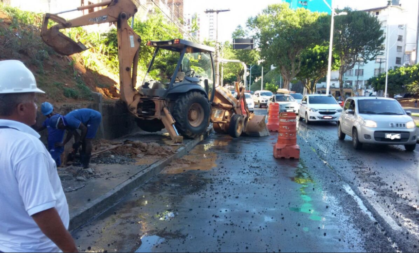 LENTO: Rompimento de adutora deixa trânsito congestionado na Avenida Centenário