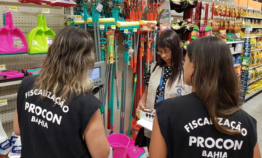 Supermercado é fiscalizado e autuado pelo Procon após denúncia em aplicativo; Veja vídeo