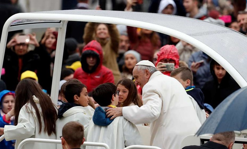 QUE FOFO!: Papa Francisco quebra protocolo e dá &#8216;carona&#8217; para crianças