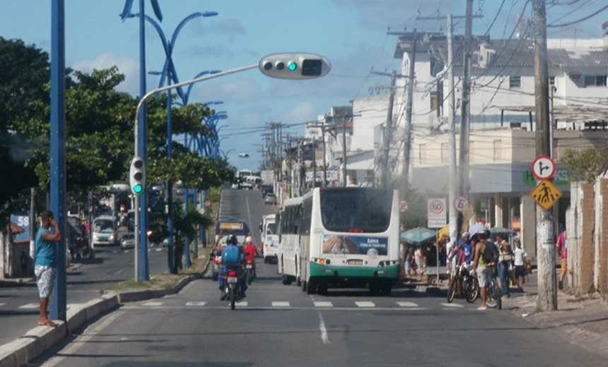 ARRASTÃO EM ITAPUÃ: Dupla troca tiros com a polícia após assaltar em ponto de ônibus