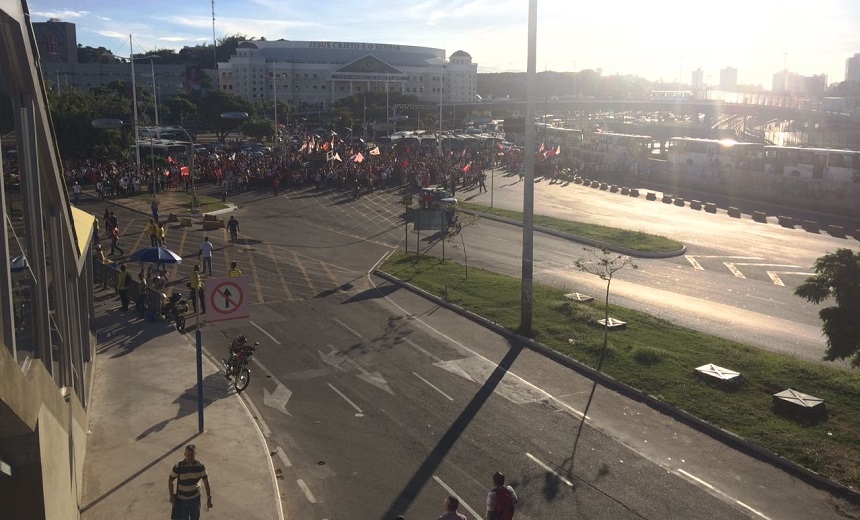 Manifestantes em apoio a Lula bloqueiam Avenida ACM e trânsito fica congestionado; Veja