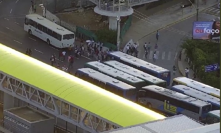 AVENIDA ACM: Manifestantes começam a liberar vias, mas fluxo segue intenso