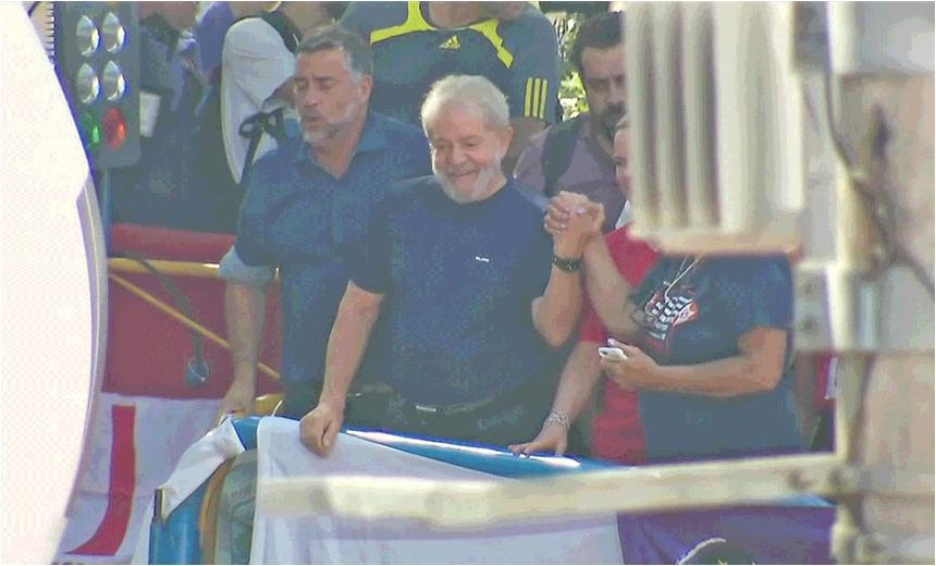 Ex-presidente Lula aparece pela primeira vez do lado de fora do Sindicato dos Metalúrgicos