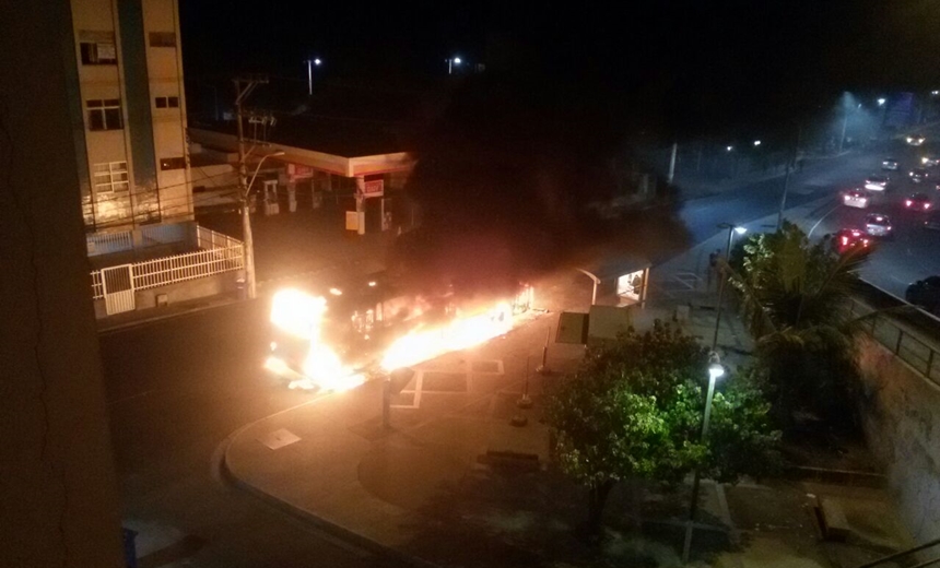 Polícia reforça patrulhamento no Vale das Pedrinhas após ônibus incendiado; Veja vídeo