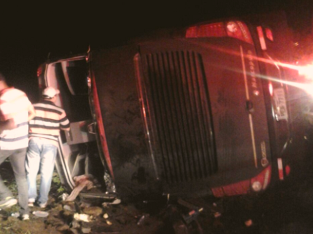 Ônibus da banda &#8216;Garota Safada&#8217; tomba em Fortaleza, deixa 18 feridos e quatro em estado grave