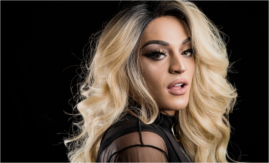 Pabllo Vittar dá close na barriga e posa de calcinha e de toalha; Confira!