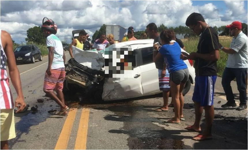 Homem morre e mulher fica gravemente ferida após carro bater em carreta na BR-101