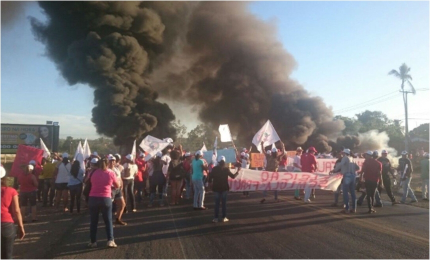 FEIRA DE SANTANA: Protesto contra a prisão do ex-presidente Lula interdita BR 116