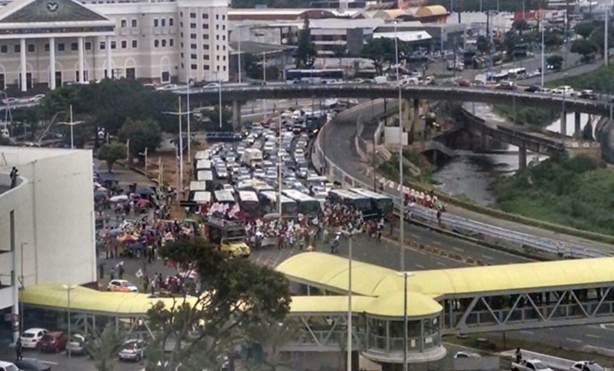 COMEÇOU! Manifestantes bloqueiam vias da ACM e trânsito já está congestionado