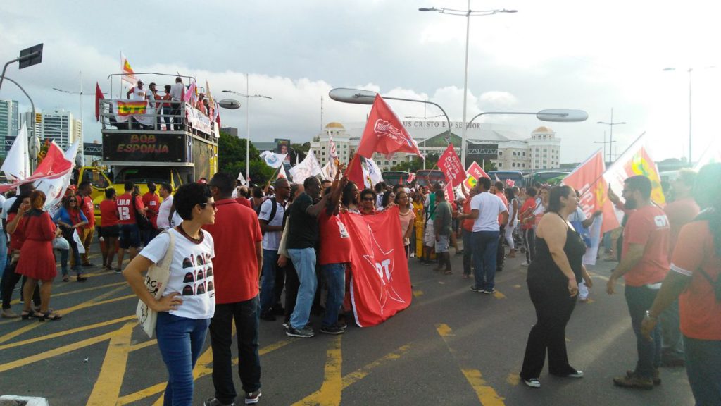 ASSISTA: Aratu Online acompanha manifestação contra prisão do ex-presidente Lula