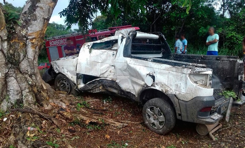 Motorista morre e passageiro fica em estado grave após carro sair da pista e bater em árvore na BR 101