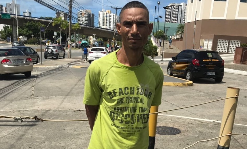 AVENIDA CENTENÁRIO: Polícia prende traficante com arma, munições e drogas