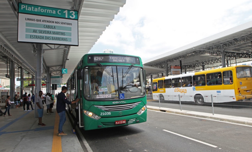 RETADA: Passageira imobiliza criminoso, toma revólver e impede assalto a ônibus em Salvador