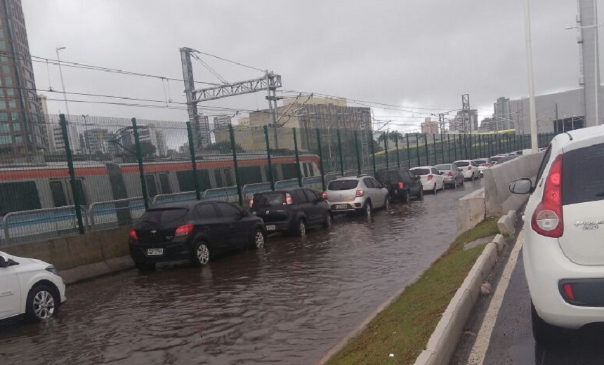 DIA DE CHUVA: Via alagada prejudica trânsito na região da Rodoviária de Salvador; Veja vídeo