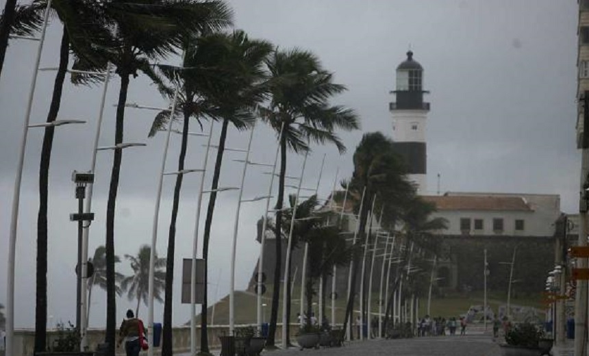 TEMPO FECHADO: Céu nublado e pancadas de chuvas permanecem em Salvador