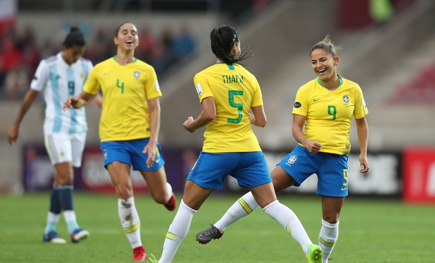 Brasil vence a Argentina e se isola na liderança; Colômbia é último obstáculo para o título