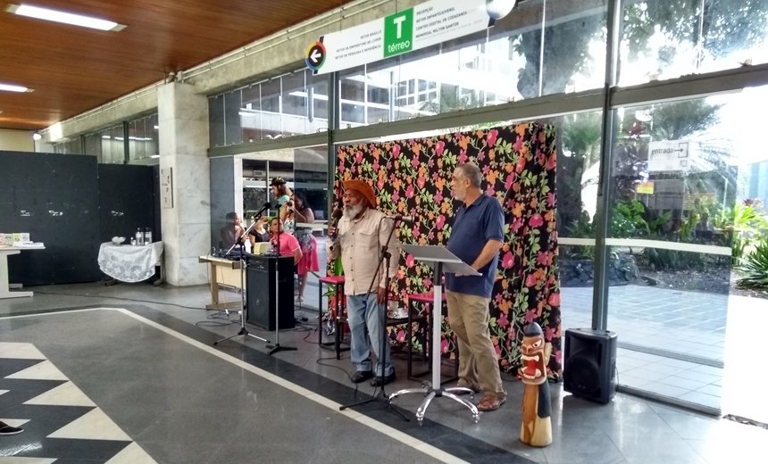 COM BULE BULE: Público lota Biblioteca Central para o Café com Cordel