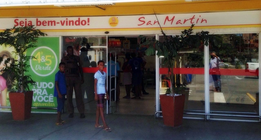 Bandidos explodem caixa eletrônico de banco em supermercado na Avenida San Martin