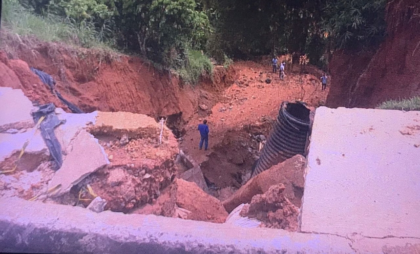 CRATERA: Rede de drenagem rompe após chuvas e interdita trânsito em Periperi