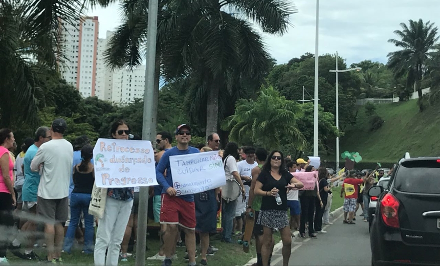 NA JURACY MAGALHÃES: Grupo protesta contra derrubada de árvores para obras do BRT