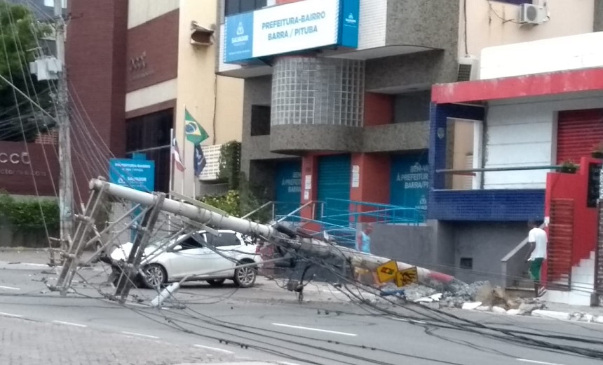 ACIDENTE: Motorista perde controle de carro, bate e derruba postes no Rio Vermelho