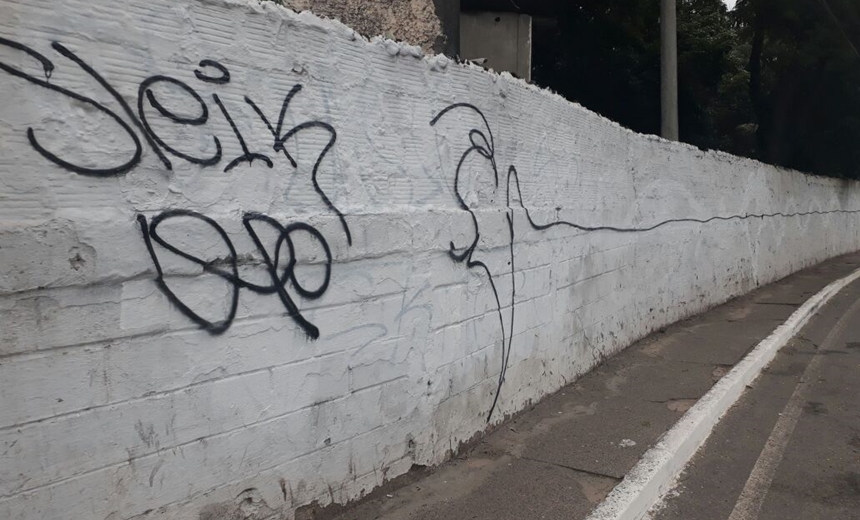 VANDALISMO: Homem é detido enquanto pichava muro da Guarda Civil Municipal