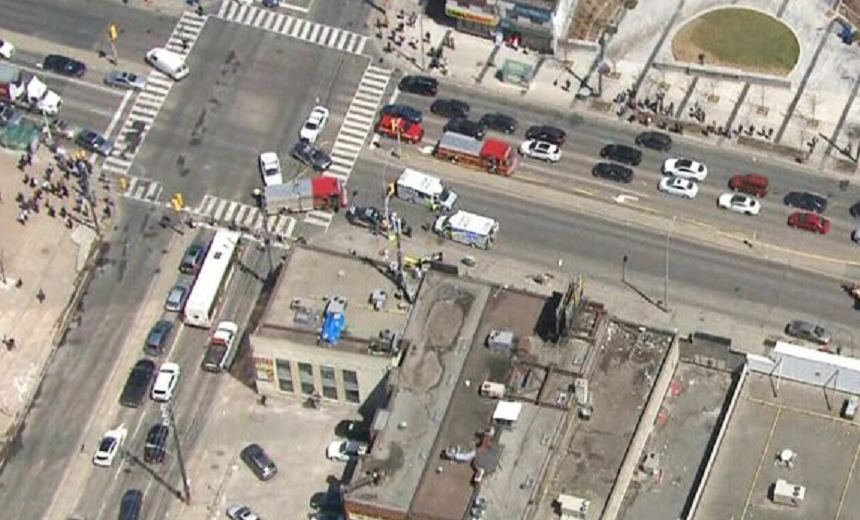 TRAGÉDIA: Van atropela pedestres deixando 9 mortos e 16 feridos em Toronto