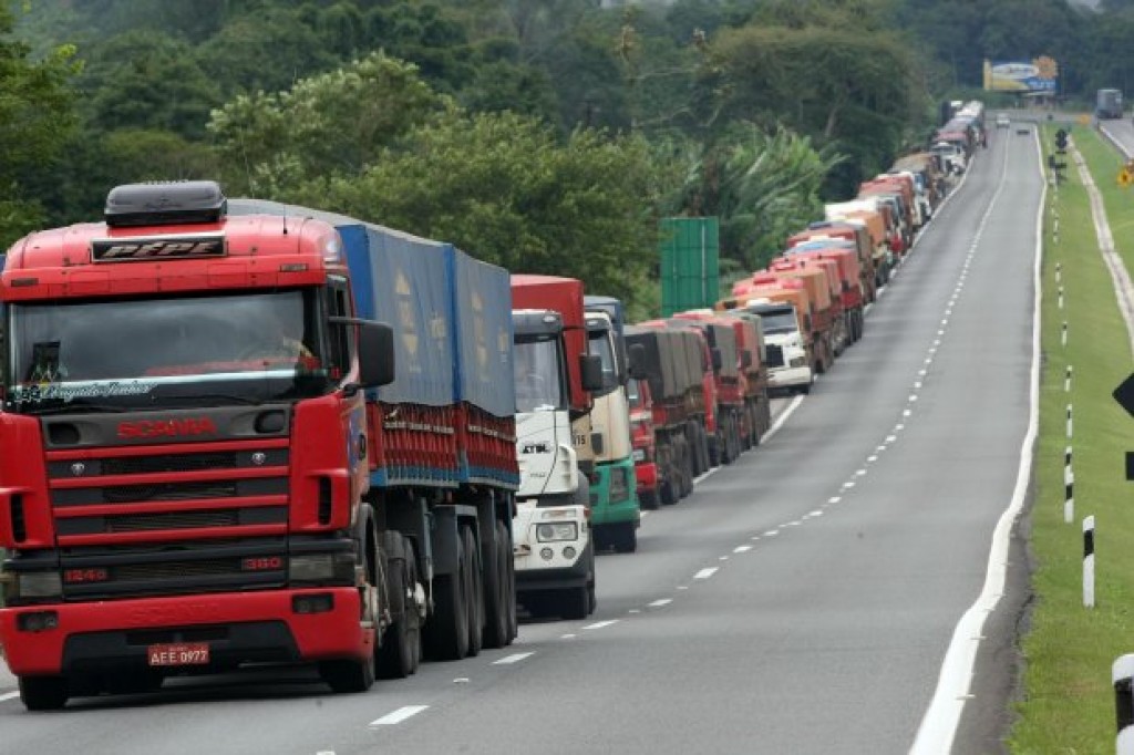 Aprovado projeto que isenta caminhoneiros de pagar multa por bloqueios