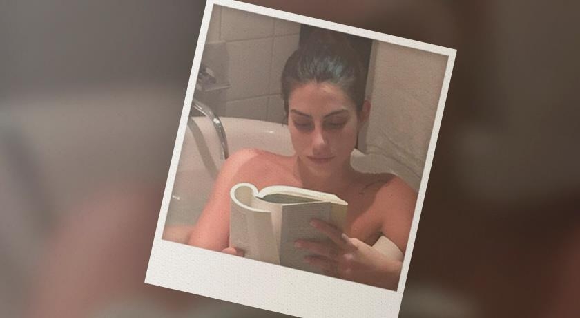 Atriz Cleo Pires posta foto nua na banheira em rede social