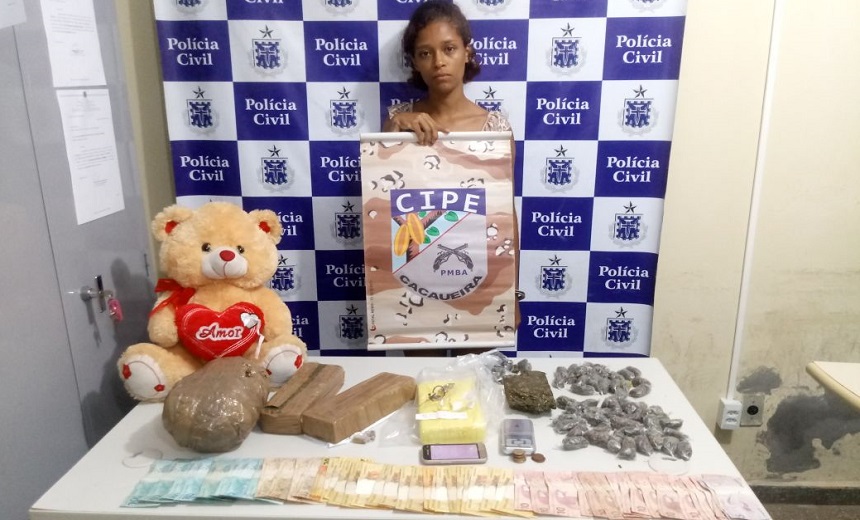 QUASE ENGANA: Jovem é flagrada com cocaína escondida dentro de urso de pelúcia