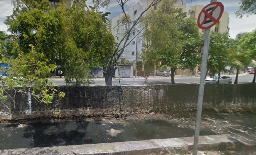 RUA DO CANAL: Uma pessoa morre após carro cair dentro de córrego no Rio Vermelho