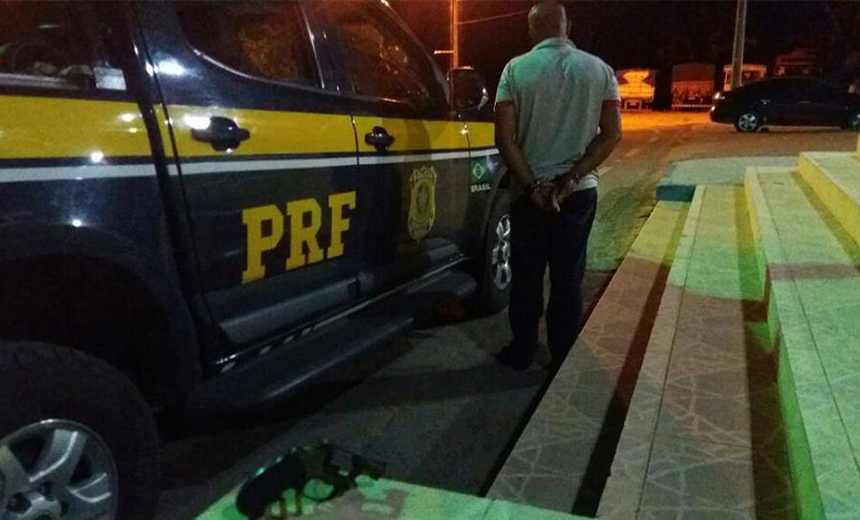 PERIGO: Homem é preso flagrante portando arma de fogo em ônibus na cidade de Seabra