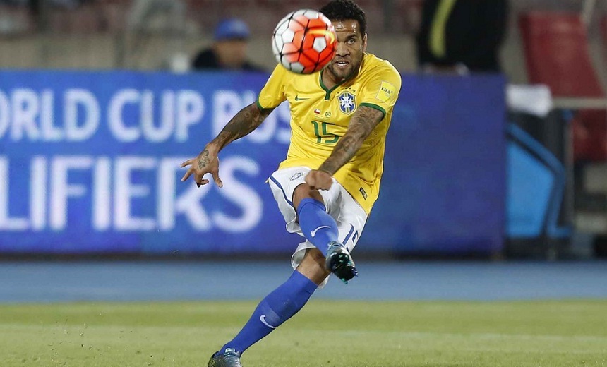 PREOCUPAÇÃO: Contusão de Daniel Alves pode afastar lateral da Copa do Mundo