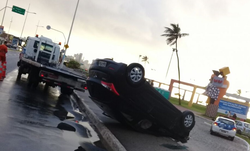 JARDIM DOS NAMORADOS: Motorista perde controle da direção e capota carro na Pituba